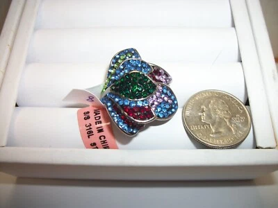 МОДНОЕ КОЛЬЦО ИЗ НЕРЖАВЕЮЩЕЙ СТАЛИ РАЗМЕР 8 СЕРЕБРИСТЫЕ СИНИЕ И ЗЕЛЕНЫЕ КРИСТАЛЛЫ - Изображение 1 из 2