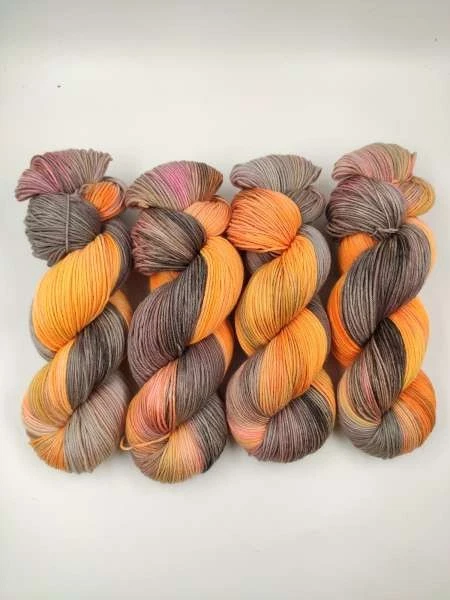 handgefärbte Einöder Merino Socke 4 fach - 100 g GRAUES NEONORANGE 237 - Bild 1 von 1