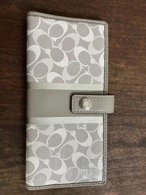 Carteira Coach cinza e branca com estampa de assinatura e couro - Imagem 1 de 4