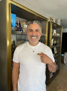 REZA FARAHAN SCHNURRBART GOLDFARBENE HALSKETTE - Bild 1 von 7