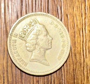 1987 QUEEN ELIZABETH II ONE POUND COIN WITH ERROR Upside Down Writing On Edges - Picture 1 of 3