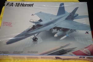 1/72 F/A 18 Hornet kit #628 Italeri / Testors sealed NO Reserve