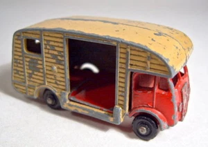 Matchbox RW 35A Horse Box marrón y rojo raro negro ruedas de plástico falta solapa - Imagen 1 de 3
