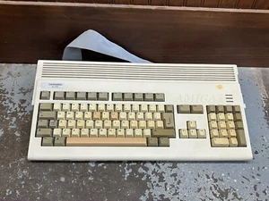 ORDINATEUR COMMODORE AMIGA A1200 UNIQUEMENT - NON TESTÉ - LIRE DESC - POUR PIÈCES OU RÉPARATION - Photo 1/9