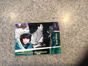 2013 PANINI BRIAN WILSON, BEACH BOYS “RARE” COMMEMORATIVE PHOTO GUITAR PICK CARD - Bild 1 von 2