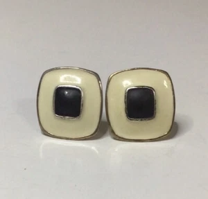 Pendientes cuadrados de clip blancos y negros esmaltados tono dorado 3/4 pulgadas de colección - Imagen 1 de 14