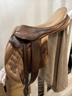 17.5 Black Country Light Brown Leather Vinici Monoflap Jump Saddle Wide Width - Image 1 of 4