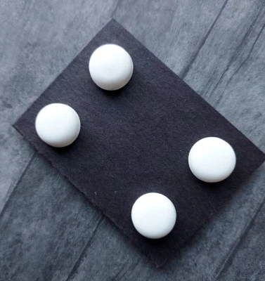 Pasadores magnéticos blancos.  Imanes de babero, pasadores magnéticos número de exhibición de caballos, pasador de ropa Foto 1 de 4