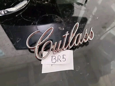 72 Oldsmobile Cutlass 1971 cubierta trasera emblema OEM GM 9851757... Foto 1 de 4