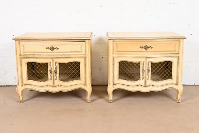 Mesitas de noche Henredon provincial francesa Luis XV lacadas en crema, par Foto 1 de 4