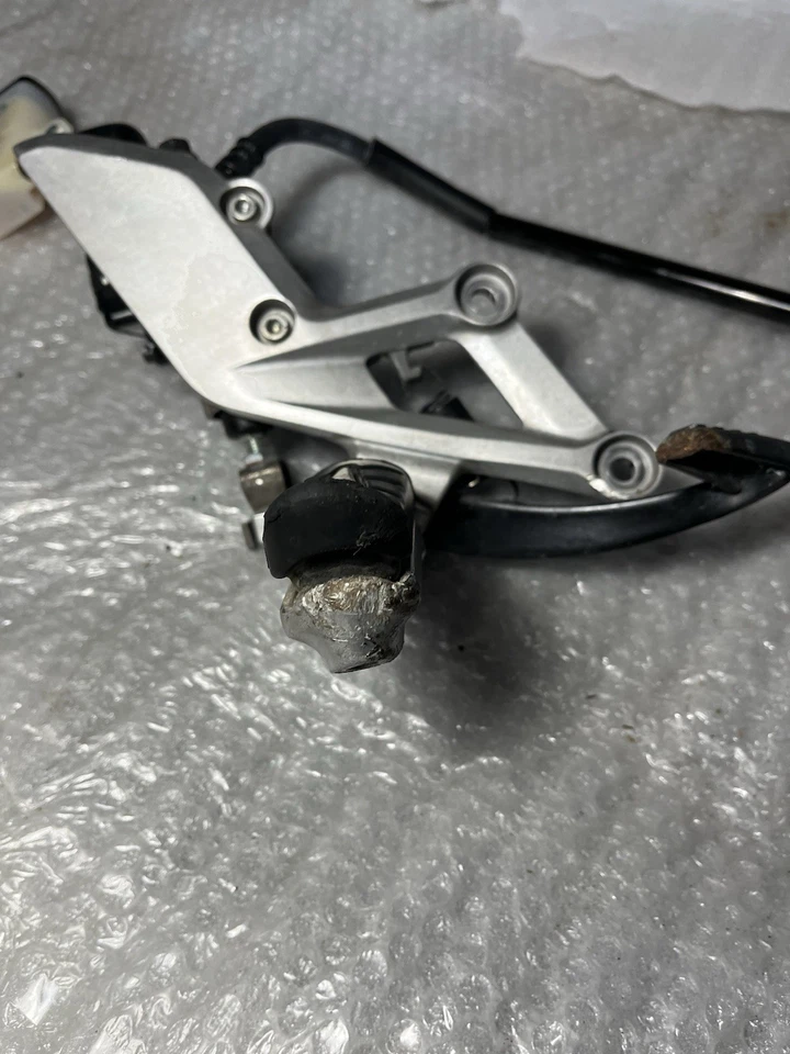 CONJUNTO DE FREIO TRASEIRO 2015-2019 HONDA CBR300R FABRICANTE DE EQUIPAMENTO ORIGINAL. PEDAL DANIFICADO EM BOM ESTADO. - Imagem 1 de 4