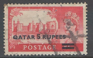 UK  5/- RED POST - OVERPRINT '' QATAR 5 RUPEES '' LT GUM TRACE - CRISP CONDITION - Picture 1 of 2