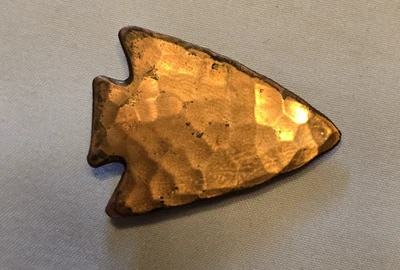 Corbata punta de flecha de cobre martillado vintage para hombre de 1/2 pulgada de largo Foto 1 de 4