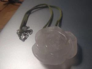 Vintage Seidenkette mit Rosenquarz geschnitzter Blume Anhänger - schönes Stück - Bild 1 von 2