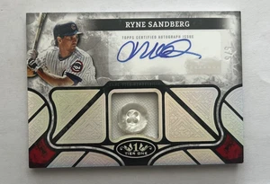 2025 Topps Tier One -Tier One Relics GU Button Auto Ryne Sandberg 5/5 #AT1R-RS - Picture 1 of 2