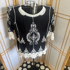 ULTRA PINK Boho Chic 100% Rayon bestickt Top Bluse schwarz/elfenbein Spitze M Neu mit Etikett - Bild 1 von 24