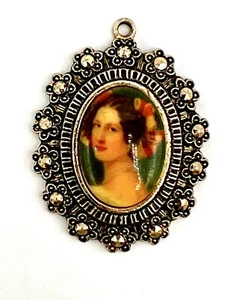 Selten & Elegant 14 Nieten Oval Viktorianisch Bemalt Porträt der Weiblichkeit Anhänger - Bild 1 von 4