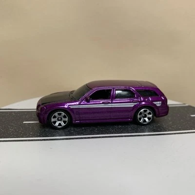 Matchbox Metro Rides 2005 Dodge Magnum R/T Wagon Purple w/Silver 6 Spoke Wheels  — 第 1/4 张图片
