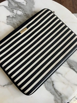 Funda para portátil Kate Spade New York a rayas, con cremallera y acolchado extra Foto 1 de 4