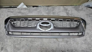 FITS TOYOTA HILUX FRONT RADIATOR GRILLE 2009-12 - Picture 1 of 12
