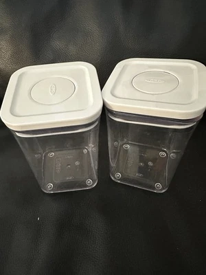 Juego de 2 botes transparentes con tapas a presión Foto 1 de 4