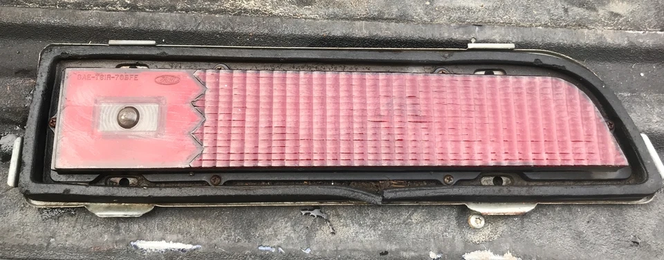 FORD SAE-TSIAR-70FE 1970-1971 TORINO FAIRLANE CONJUNTO DE LUZ TRASERA DERECHA USADO  Foto 1 de 4