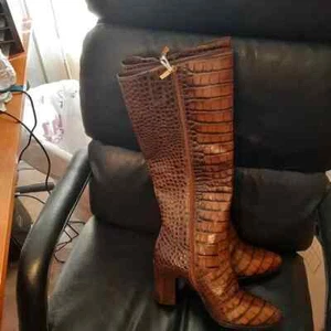 ¡NUEVO! Bota Vince Camuto Pearlanie Sobre la Rodilla Esmalte Croco Rico Cacao Talla 9.5 - Imagen 1 de 7