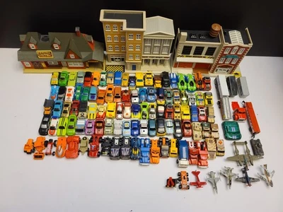 Micro Máquinas Lote De 115 Vehículos Surtidos Años Aleatorios - 3 Edificios  Foto 1 de 4