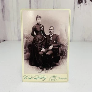 Antiguo gabinete tarjeta foto pareja hombre mujer victoriano WH Farley fotógrafo - Imagen 1 de 3