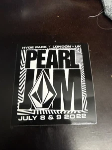 ADESIVO MARMELLATA DI PERLE HYDE PARK LONDRA UK 2022 VOLCOM POP UP SHOP EDDIE VEDDER - Foto 1 di 2
