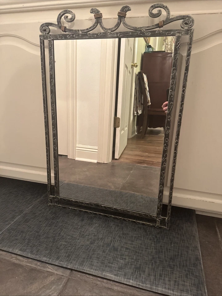 银金墙镜 32 英寸 x 22 英寸长方形无品牌上好 13.5 磅 — 第 1/2 张图片