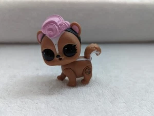 MGA LOL Sorpresa Mascotas Grunge Skunnk Grrl Skunk Niña Muñeca Mascota Sin Accesorios - Imagen 1 de 5