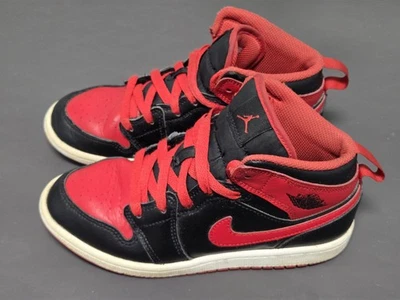 Nike Air Jordan 1 Médio “Alternate Bred” Preto/Vermelho/Branco Tamanho 2Y (DQ8424-060) - Imagem 1 de 4