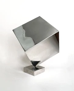 CHIASSO EXKLUSIVE POLIERTE SILBERFARBENE METALL-KIPPWÜRFEL-TISCHSKULPTUR, INDIEN - Bild 1 von 15