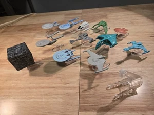 12 Micro Macchine Star Trek, Varianti Enterprise, Cubo Borg e altro, Supporti - Foto 1 di 6