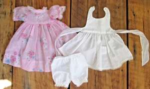 Conjunto vintage hecho a mano de 3 piezas para muñeca de 18" vestido rosa delantal blanco y flores - Imagen 1 de 14