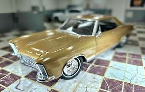 WELLY BUICK RIVIERA GRAND SPORT V8 1965 GOLD 1/24 SCALE DIECAST MODEL CAR