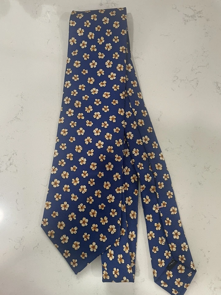 Corbata Luigi Borrelli en azul con flores blancas Foto 1 de 4