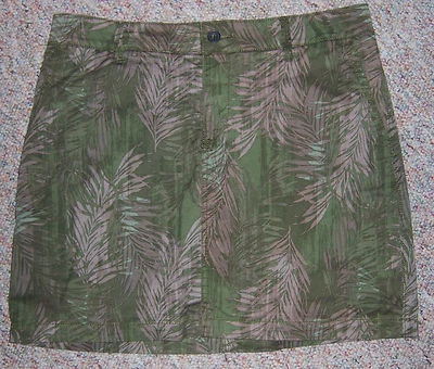 Falda corta con estampado de hojas tostadas verde oliva SONOMA con pantalones cortos adjuntos talla 10 nueva con etiquetas  Foto 1 de 4