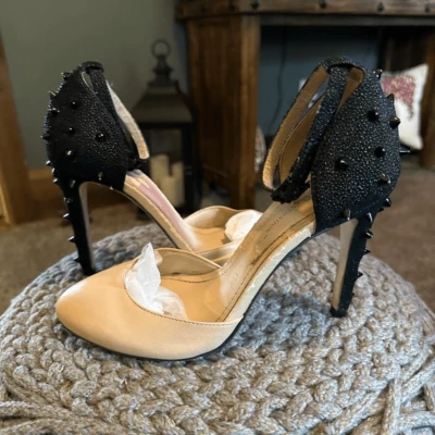 Salto BCBG preto e bronzeado com alça de tornozelo em dois tons tamanho 7 - Imagem 1 de 4