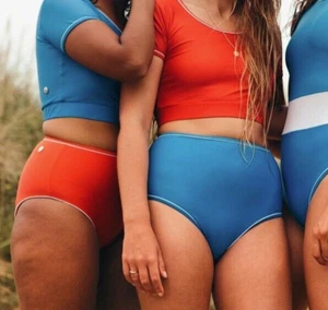 Conjunto de Bikini de Traje de Baño Kobe Surf Ocean Wanderer Azul Recortado Superior Rojo Cintura Alta Parte Inferior - Imagen 1 de 7