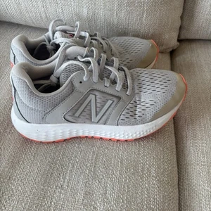 Zapatos deportivos New Balance 520v5 para mujer gris/coral - W7 - Imagen 1 de 8
