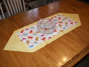 Schöner Schmetterling Tischläufer Tischdecke fachmännisch Handarbeit 41" lang - Bild 1 von 6