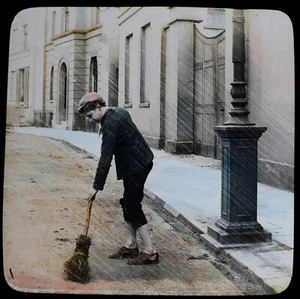 ANTIGUA LINTERNA MÁGICA NIÑO CEPILLANDO LA CALLE C1910 FOTO EDUARDIANA - Imagen 1 de 3