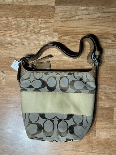 Borsa secchiello nuova con etichette Coach Signature Rugby Duffle 13362 MOLTO BELLA Glam Luxury Vacation