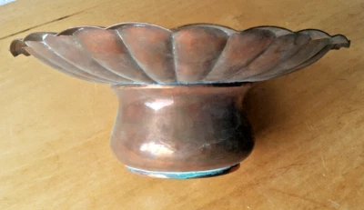 Ancien cache pot en cuivre rouge avec une large couronne supérieure - Photo 1/3