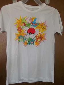 Camiseta Pokémon Lage Cast White Starter Pokémon Juniors Nueva con etiquetas Talla XS-XL Juniors - Imagen 1 de 2