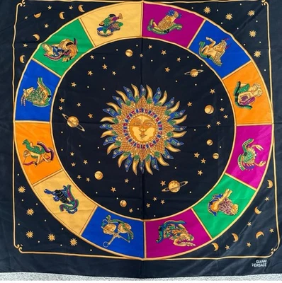 Bufanda de seda Versace Zodiac vintage años 80 con diseño celeste negro morado azul Foto 1 de 4