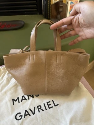 Bolsa tiracolo Mansur Gavriel Tulipano mini couro pebbled bronzeada neutra nova sem etiquetas - Imagem 1 de 4