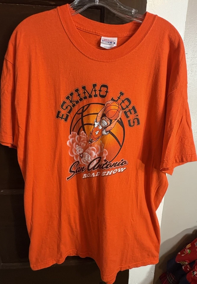 Camiseta Naranja Esquimal Joe’s San Antonio Road Show de Colección – OSU Baloncesto Grande Foto 1 de 4